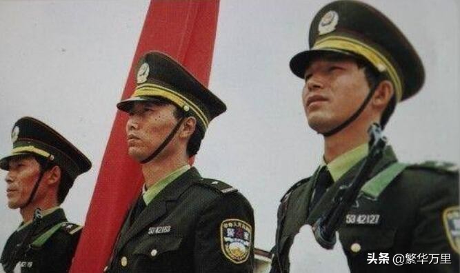 中国警察队伍的警服，1990年，为何会停止使用了红领章？