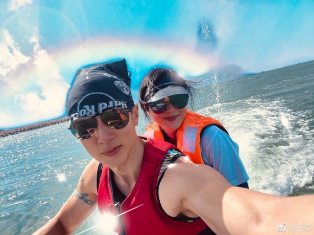 吳尊曬全家度假照表白：離不開家人，Neinei穿泳裝被讚超模