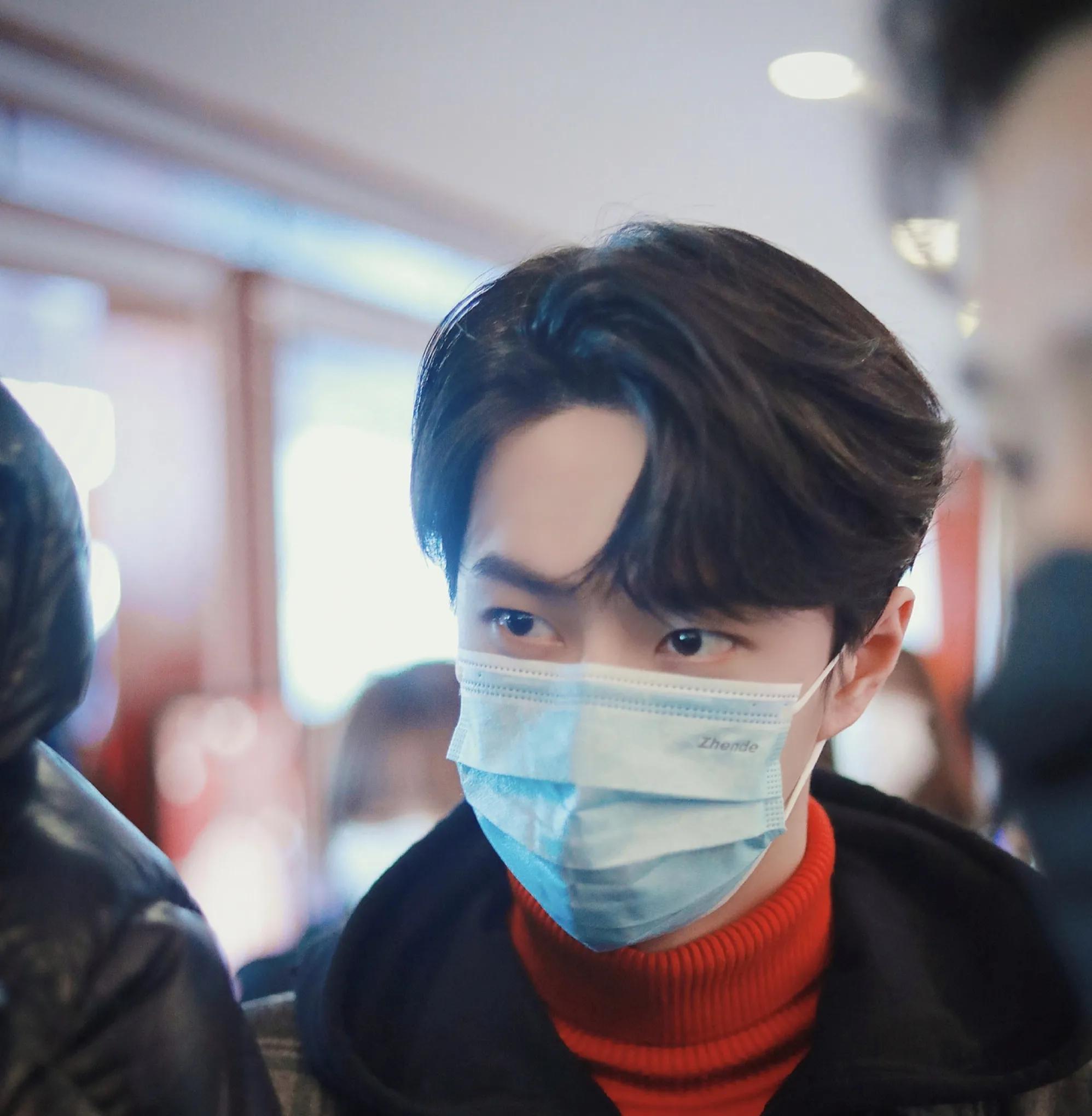 Wang Yibo attends CCTV spring late couplet to discharge, red is built to get sweater high inside this Yan Zhi also is absolutely