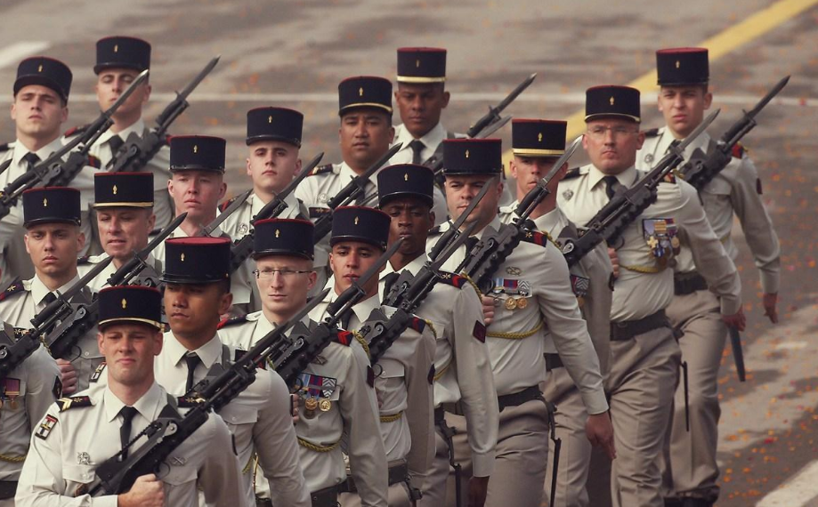 我军为什么要叠“豆腐块”？英美法三国军队都