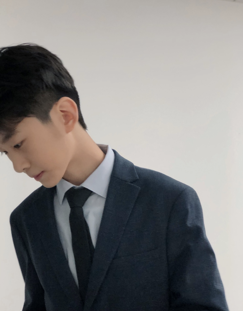 13歲天天長大了，穿西裝打領帶氣質佳，外形帥氣被讚像霸道總裁