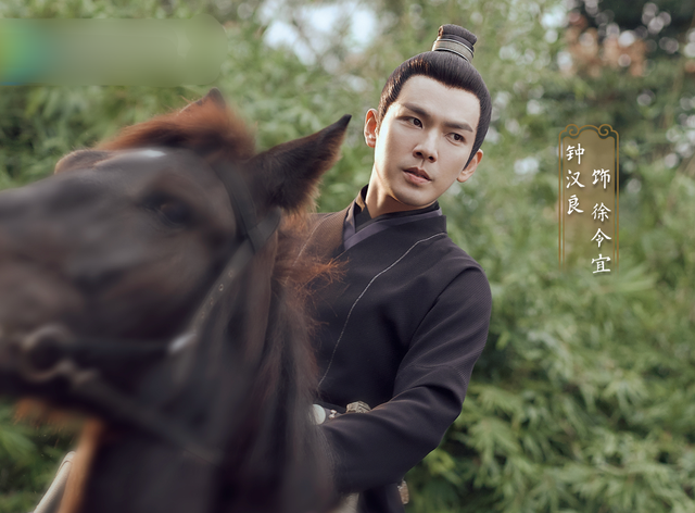 《锦心似玉》晒剧照，谭松韵古装造型好绝，与