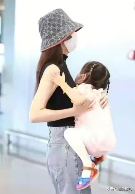 身材太好了吧？颖儿带女儿机场走秀，妥妥的辣妈