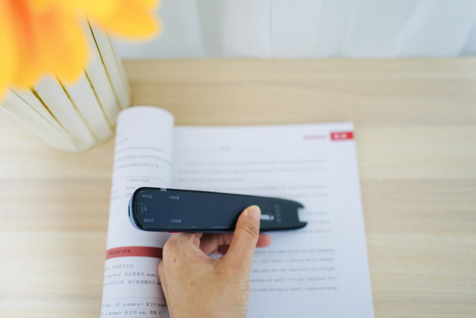 讯飞翻译笔S10：0.5秒一扫即译，孩子学习的好帮手