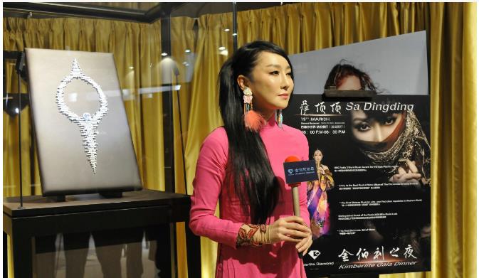 “反拿話(huà)筒”假唱事件后，跌落神壇的薩頂頂去哪了？