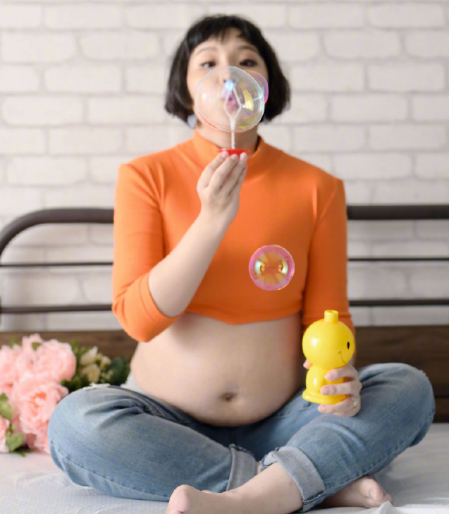 谢依霖孕后晒照，当妈后瘦出“漫画腿”，儿女