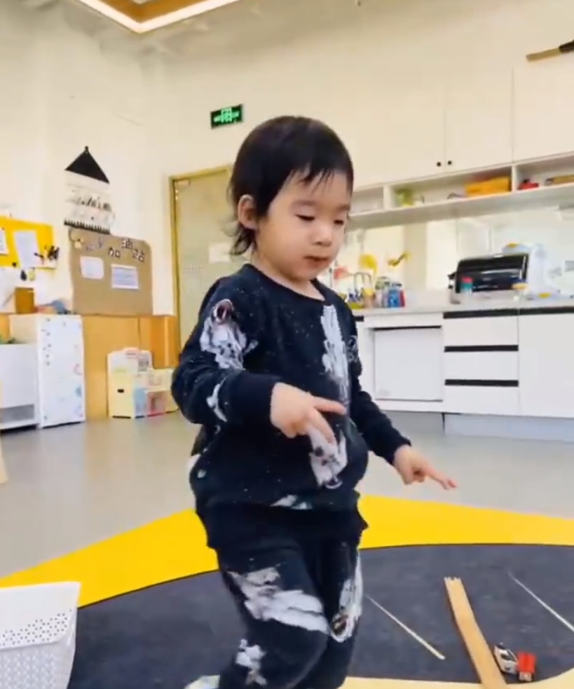 吴京7岁儿子近照曝光，舞蹈动作滑稽有趣，网友：不愧是战狼儿子