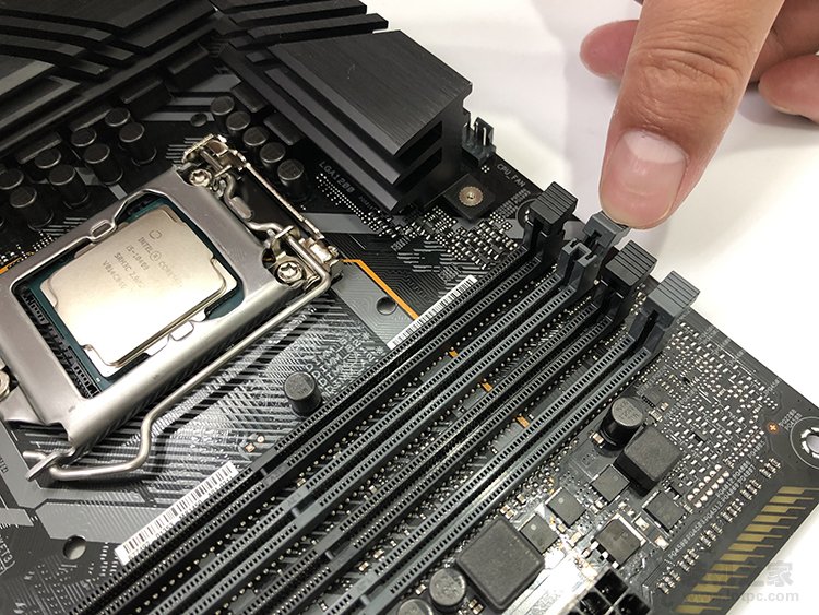 臺式電腦內存條怎么裝上去？臺式機內存安裝圖解方法教程