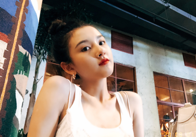 果然人和人是不一样的！宋祖儿被汽水喷一脸，但还是那么可爱