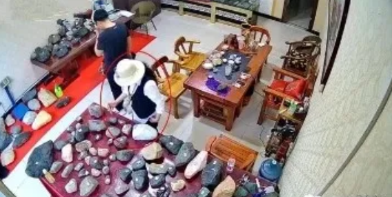 云南惊现“翡翠女飞贼”，沉迷赌石盗走60件毛料