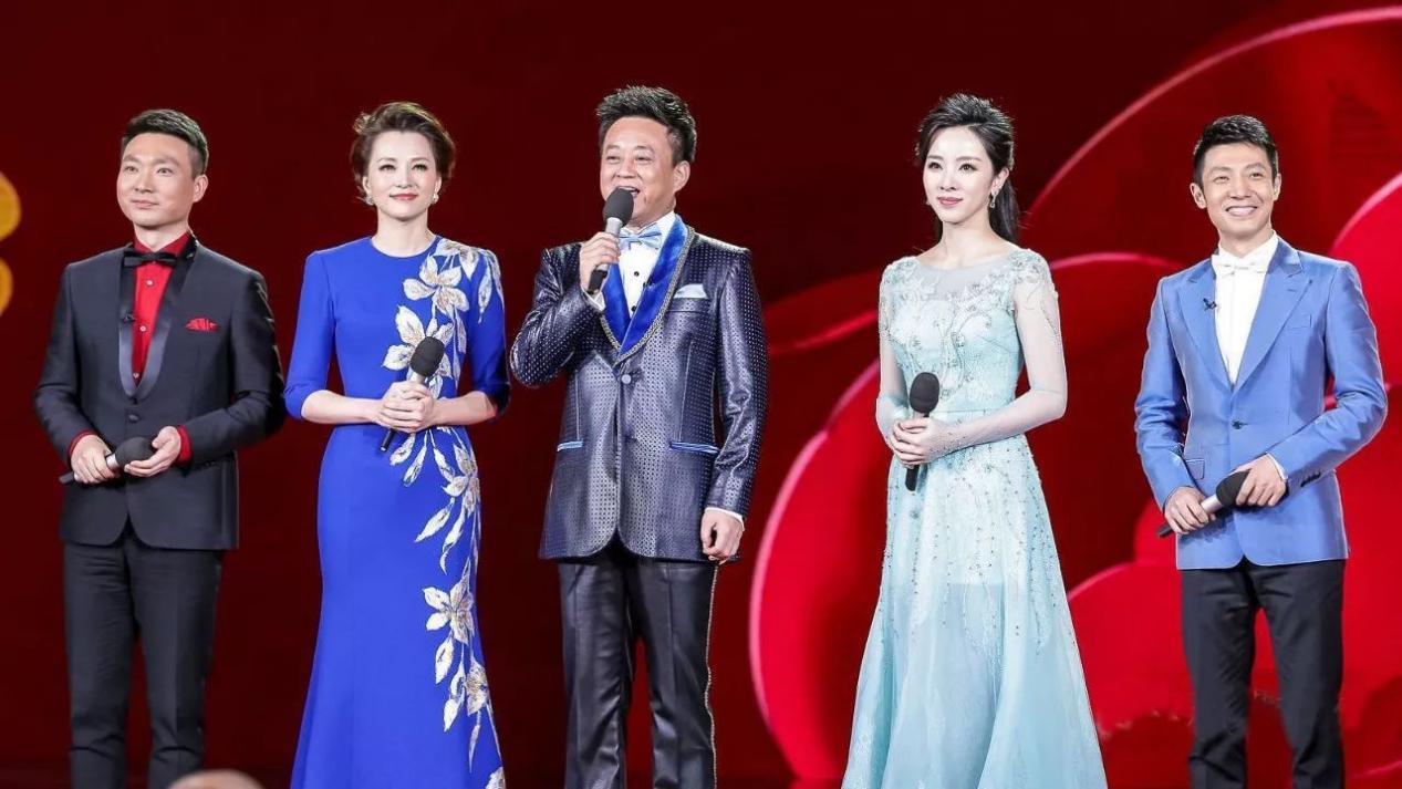 “央视花旦”李思思：嫁大学同学，3年生2子，婚