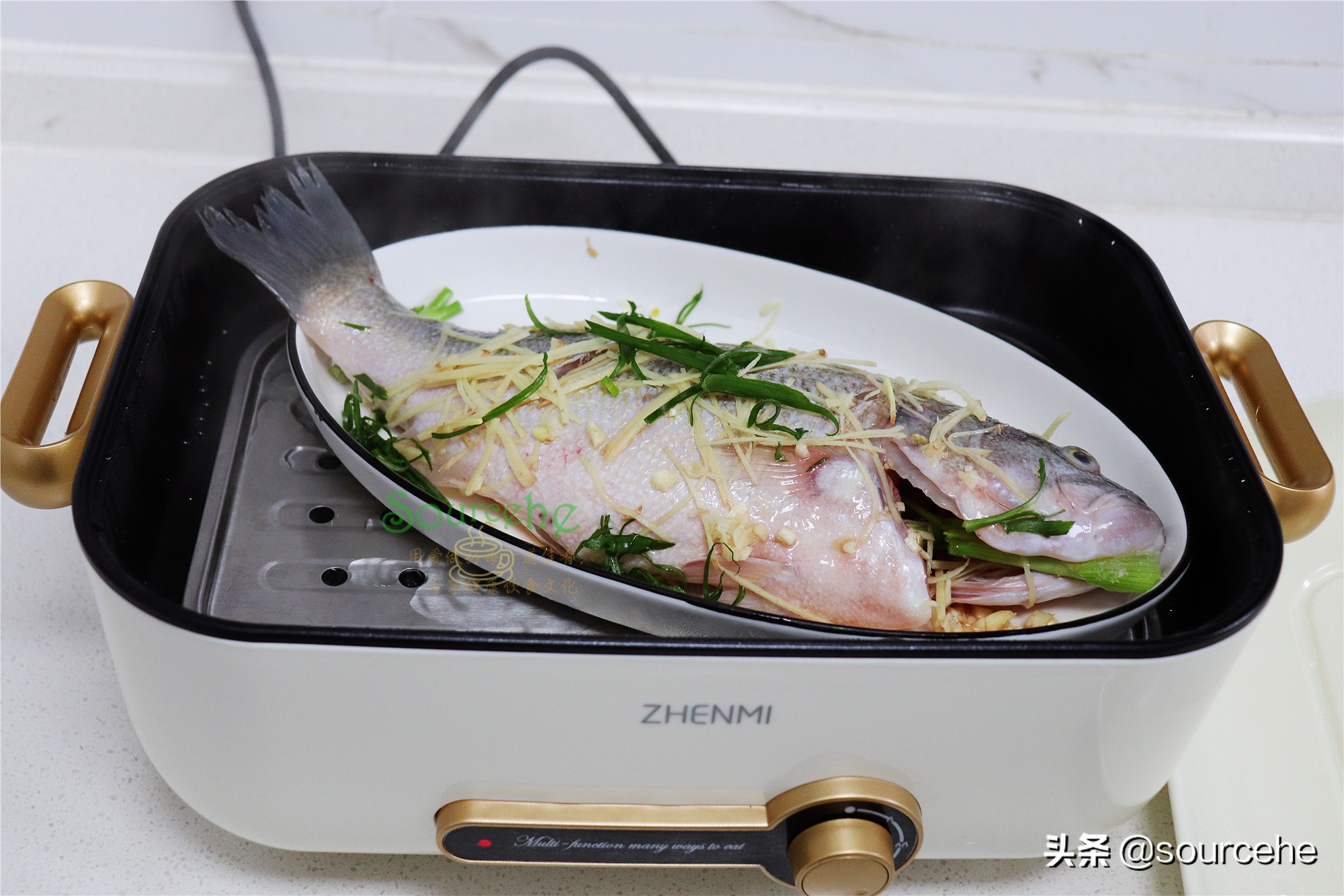 清蒸鱸魚只需8分鐘，一靠火候二靠調味，魚肉離骨，鮮美香滑