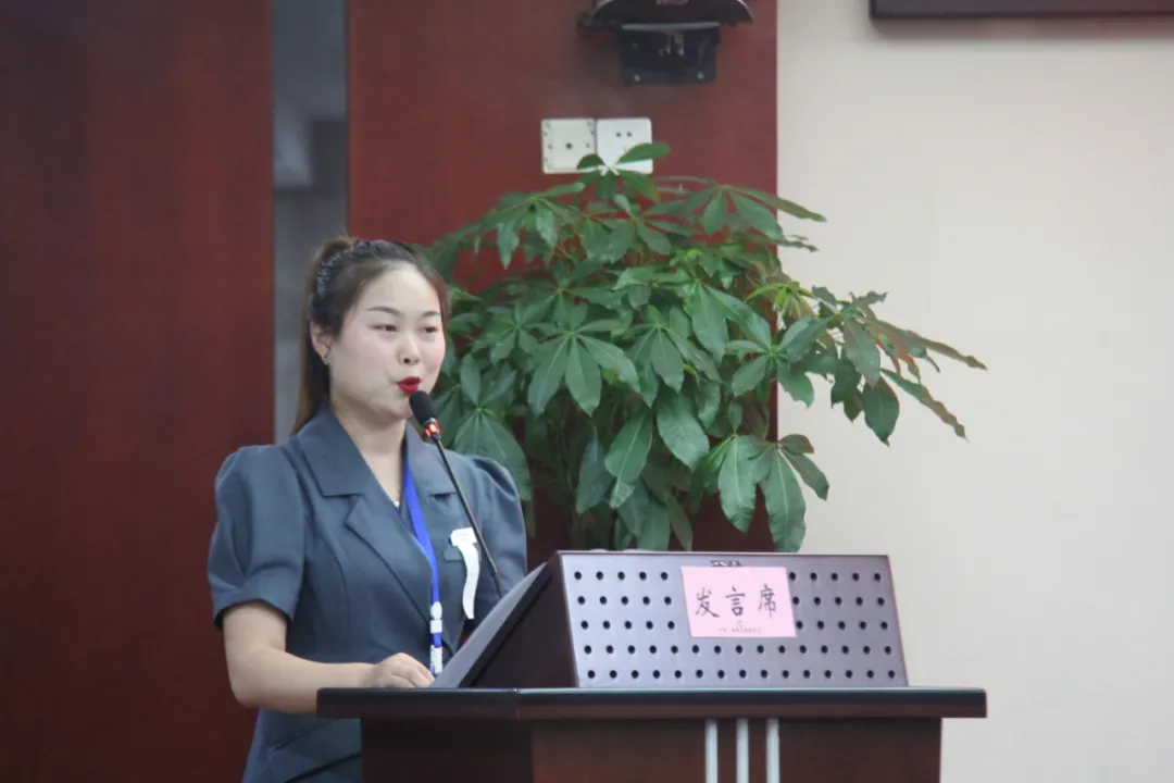 用讴歌党的大合唱激发干事创业大合唱