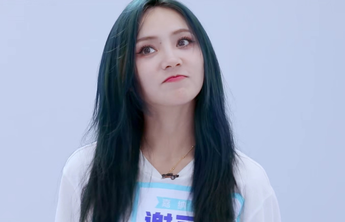 《青你2》学员染发，刘雨昕青色酷帅，我却被谢