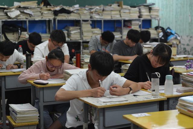 为何有的孩子不努力，学习却很优秀？北大老师透露真相：3点原因