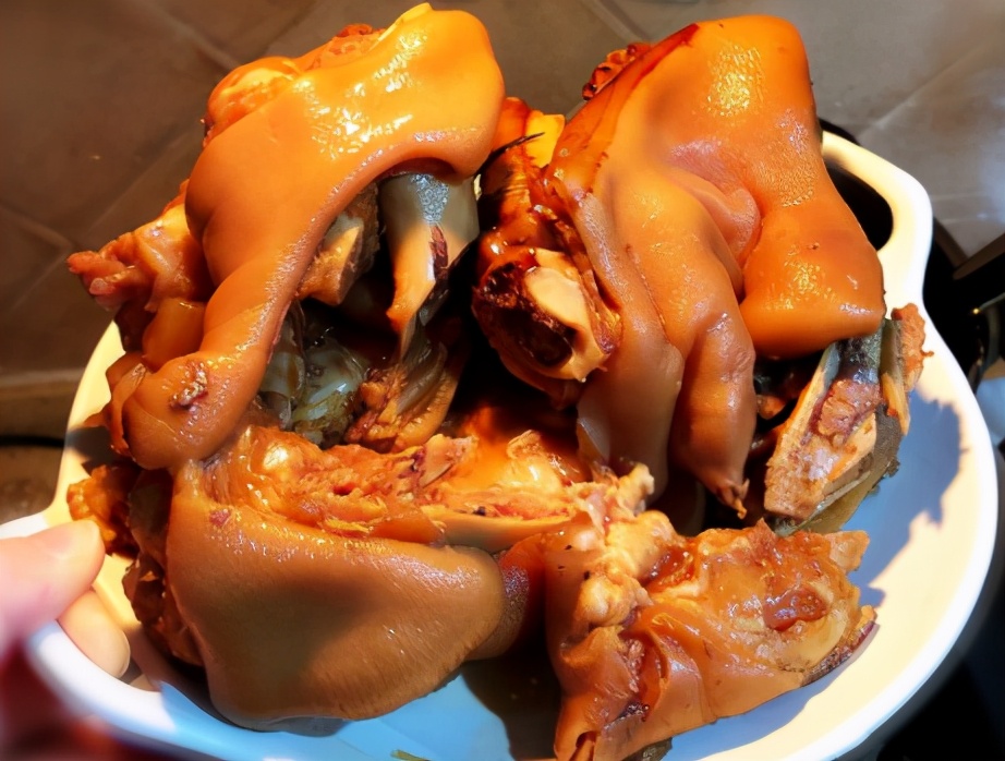 图片[1]-卤猪蹄的做法步骤图 猪蹄软烂香嫩更耐嚼-起舞食谱网