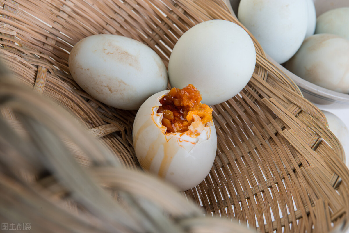 鴨蛋醃製很簡單，不要只會加鹽，多加一個步驟，鴨蛋易流油和起沙