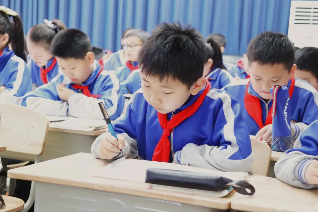 成都高新区小学语文习作赛课在高新区中和小学举行