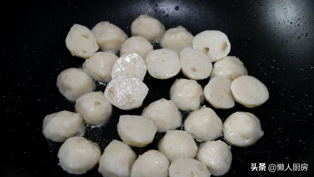 魚丸不用燒湯，撒點花生米拌一下，比燙火鍋得更好吃，吃起來更香