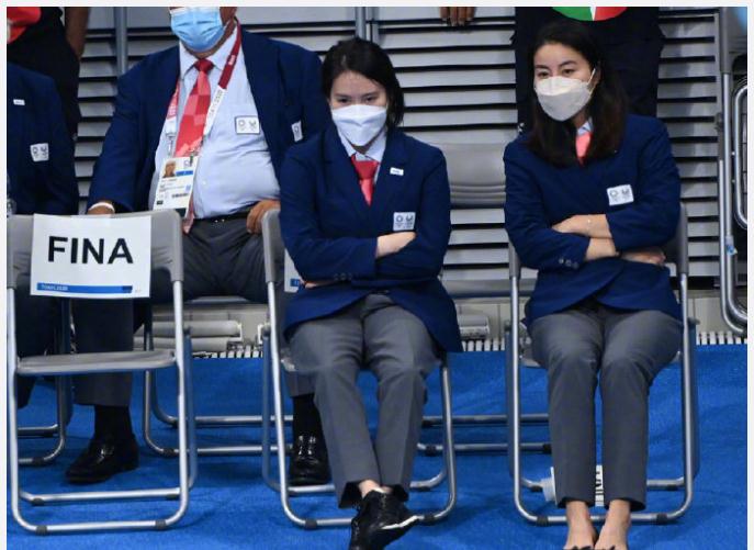 霍启刚当奶爸的一天完结，哄娃睡后深夜晒照：明天又是新的一天