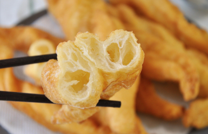 炸油條，不要只用酵母和雞蛋，好多人忘記加它，難怪吃著硬不酥脆