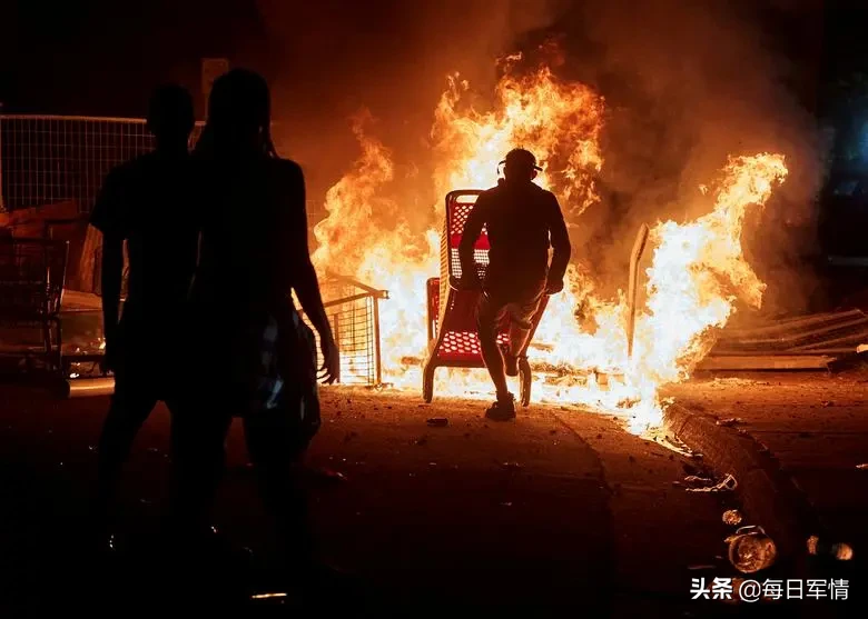 打砸抢烧乱成一锅粥，老美还四处秀肌肉！真的