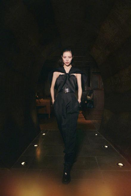 杨颖抠图走红毯遭网友怒谯带坏风气，费加罗风