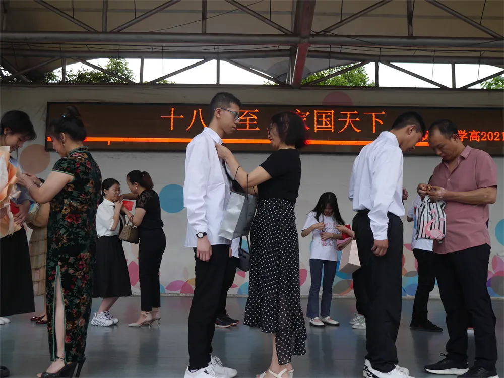 重慶市雙橋中學(xué)怎么樣?18歲成人禮隆重舉行(圖4) 重慶市雙橋中學(xué)怎么樣?18歲成人禮隆重舉行(圖4)