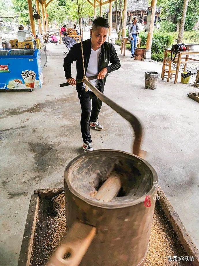 The owner spent 11 years investing 400 million yuan to build an ancient village with very few tourists