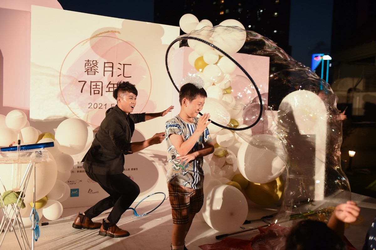 深圳馨月汇七年店庆，用爱的长卷书画未来