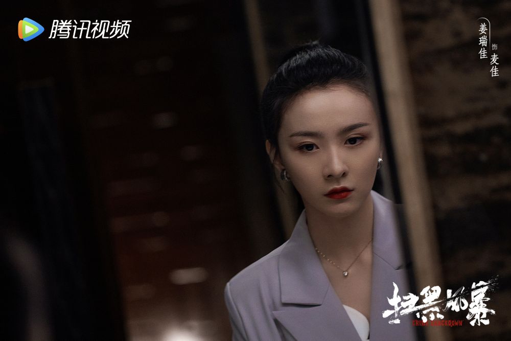 《扫黑风暴》爸被杀妈遭埋，她在仇人怀里撒娇