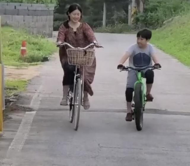 49岁李英爱带孩子玩，9岁龙凤胎身高到妈妈肩膀，女儿可爱漂亮