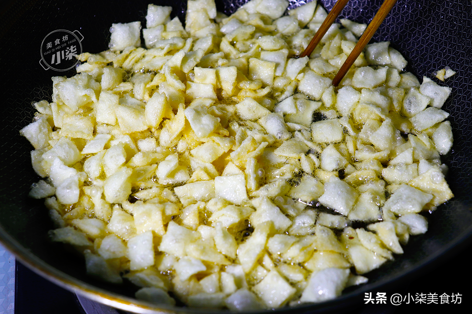 饺子皮扔进油锅中，瞬间变美食，我家一周吃5次，比买的都解馋