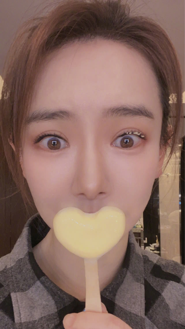 戚薇久违晒自拍美照，在线吃冰激凌表白粉丝，