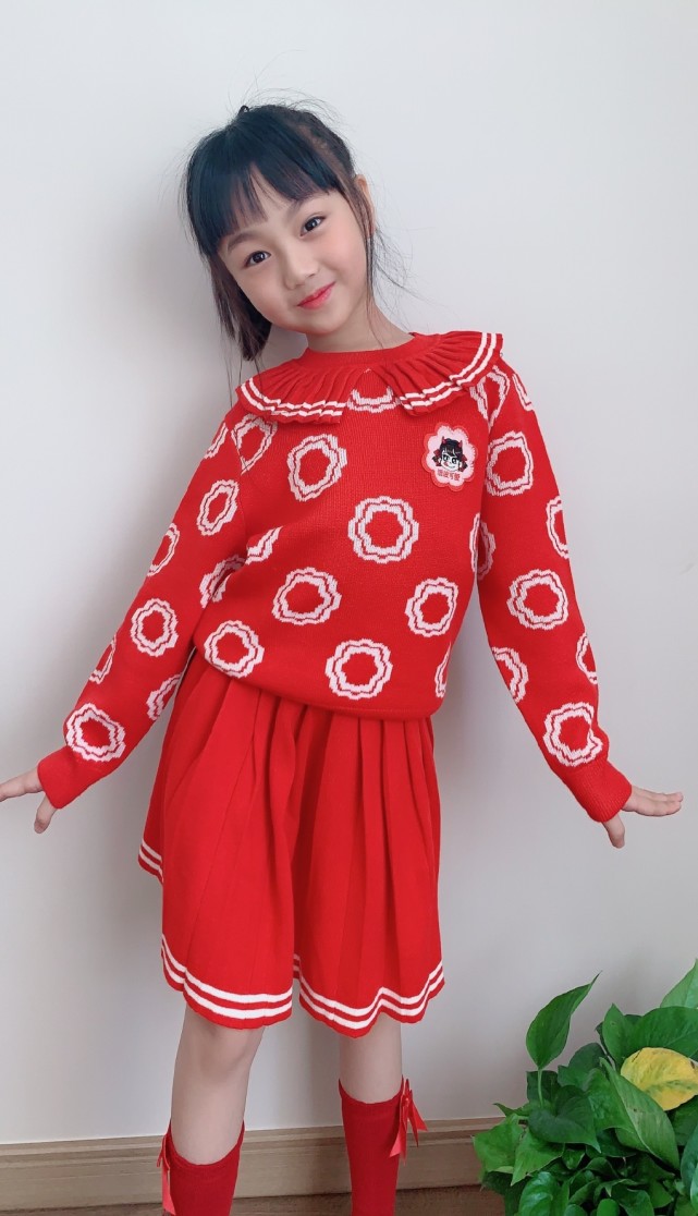 小山竹近照，放假了好心情擋不住，開心賣萌又美又可愛