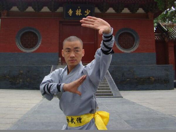 王宝强“痴心不改”爱美人，与新女友冯清传来