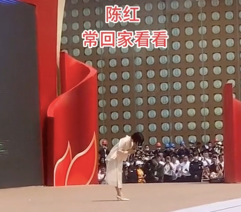 52岁歌手陈红商演捞金，小腿粗壮略发福，被指凭