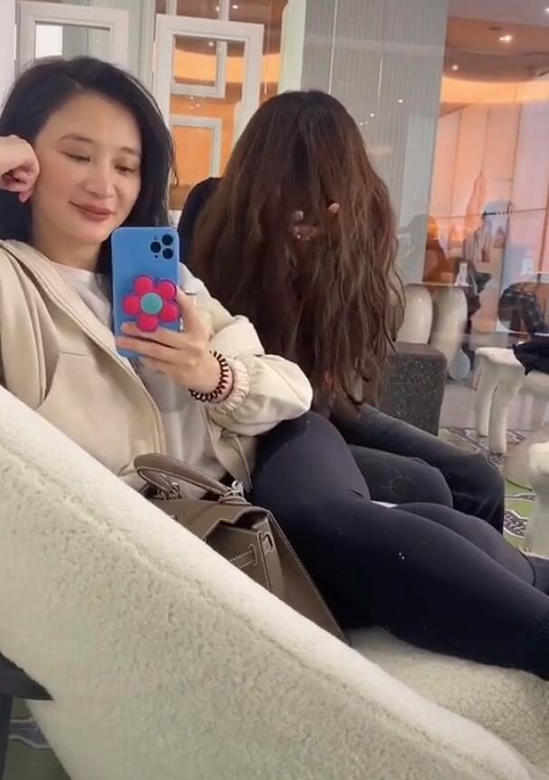 霍思燕和熊乃瑾素顏出鏡，披頭散發不惜扮醜，杜江火速上線表白