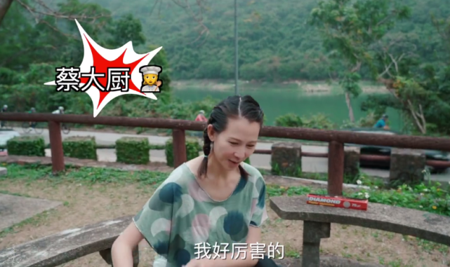 蔡少芬一家五口踏青烧烤，夫妻恩爱互喂，半岁