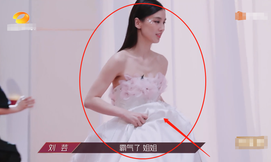 《乘风破浪》姐姐穿搭，张雨绮裙子一万多，她