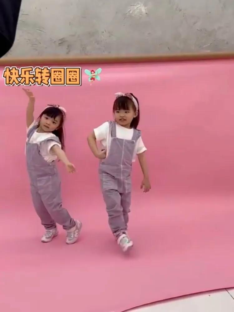 熊黛林帶雙胞胎女兒拍照，姐姐淑女範兒，妹妹活潑開朗很有鏡頭感