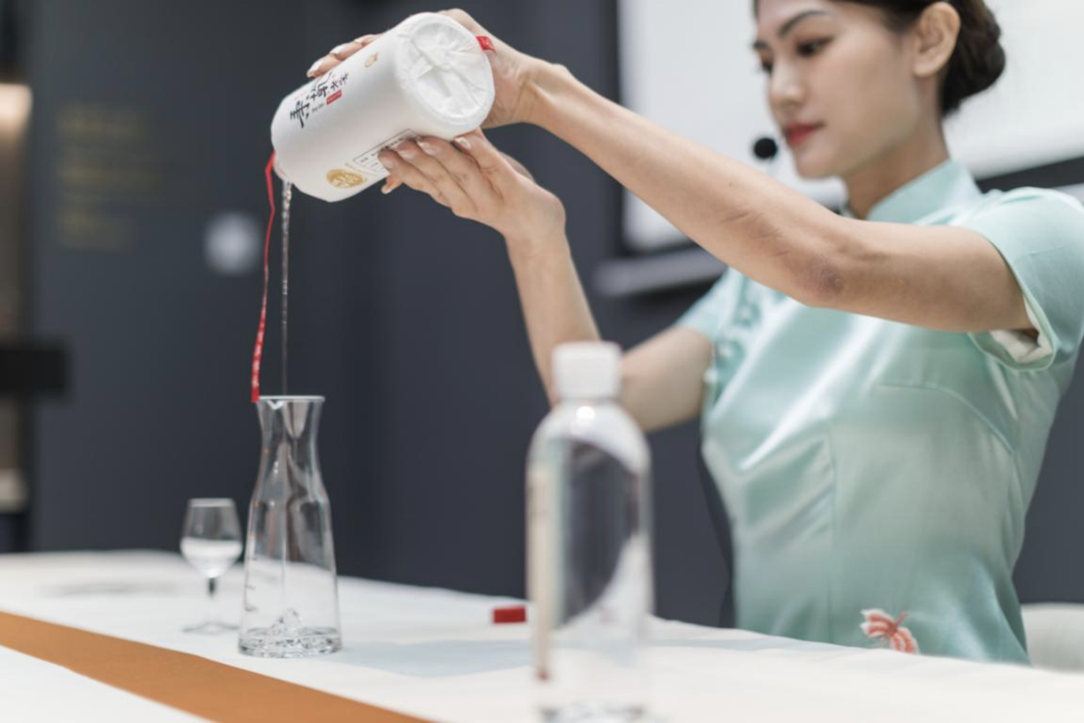 瓷颜茶语携手秉乾《夏之画》闭幕式引领瓷酒文化黄金时代