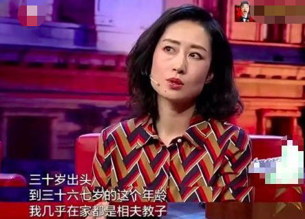 刘敏涛现身苍蝇小馆，被偷拍疑似黑脸，素颜被