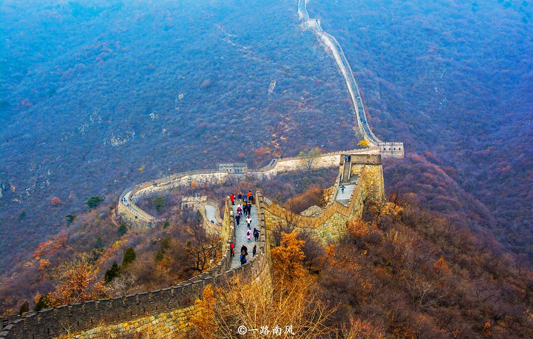 The most beautiful season of the Mutianyu Great Wall in Beijing, the mountains and wilds are dyed with forests, an amazing visual feast