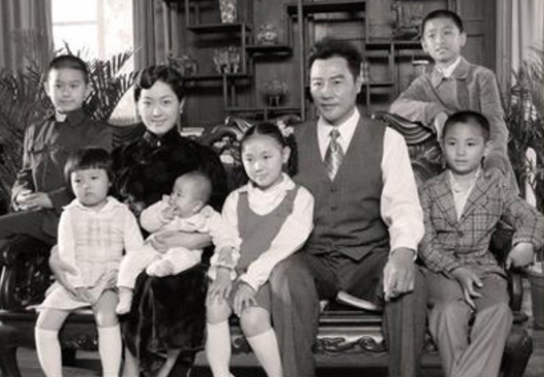 年轻貌美的戴笠秘书，嫁给51岁的“西北王”胡宗南，他有何魅力？