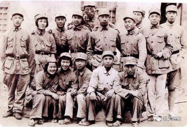 九死一生！西路军召开紧急会议：兵分三路！得