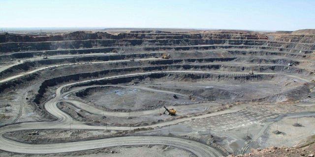 美国被卡脖子，通过稀土议案针对中国，我国态