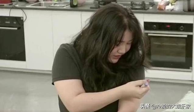 郭美美落魄到卖包回血？王健林健身带了一排保