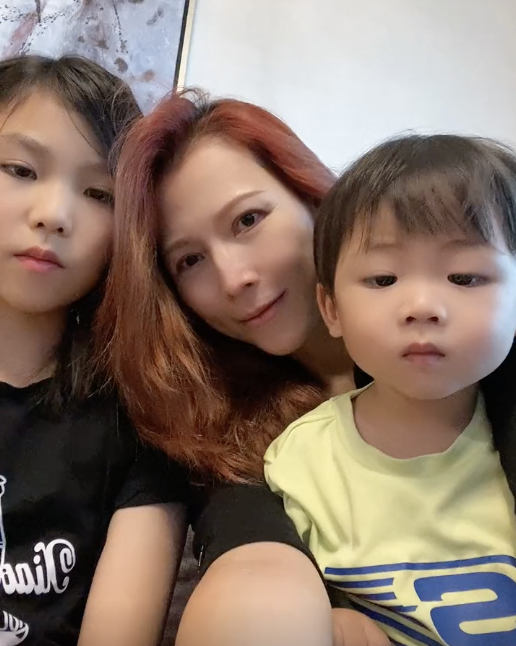 蔡少芬整蛊儿子上瘾，再拍搞怪视频，鱼蛋变黑炭脸爆炸头萌态十足