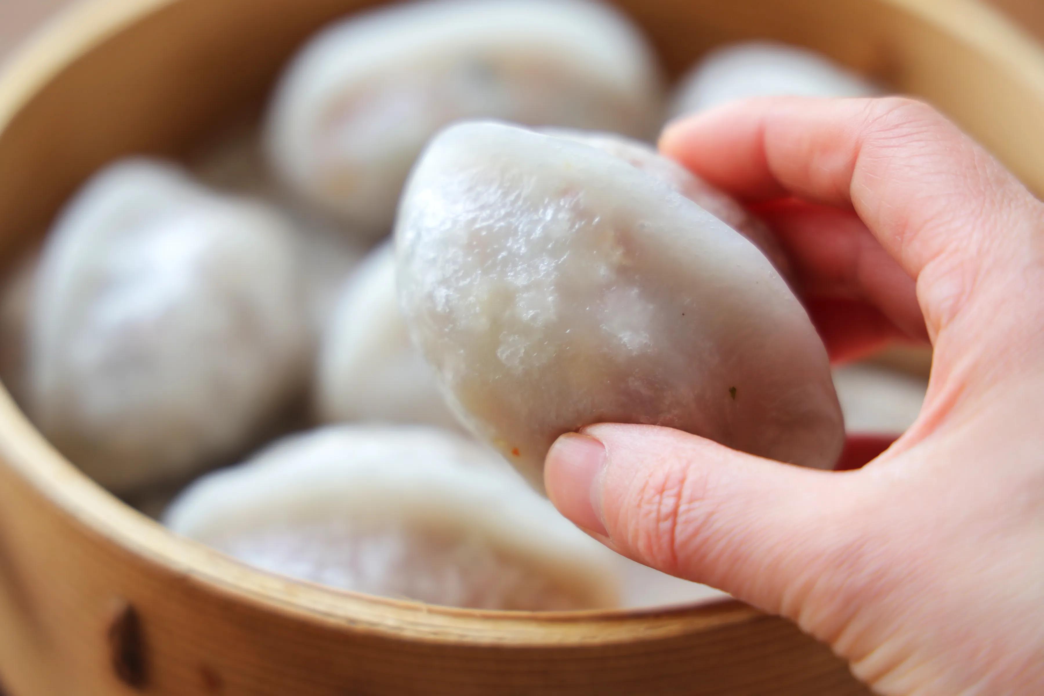 比包子饅頭還好吃，外皮有嚼勁，餡料滿滿，一次吃3個都不過癮！